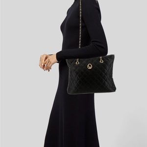 St. John Shoulder hand back with gold link chain and hardware - SO CHIC!